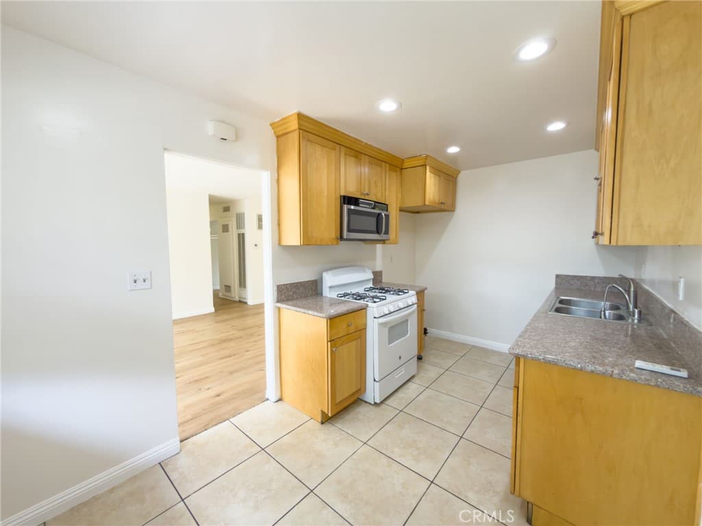 Condo at 3030 Vineland 3, Baldwin Park — photo 11 of 12