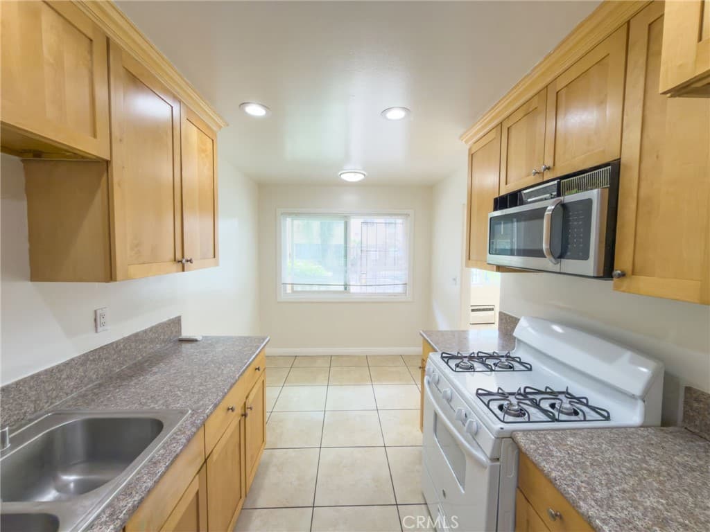 Condo at 3030 Vineland 3, Baldwin Park — photo 9 of 12