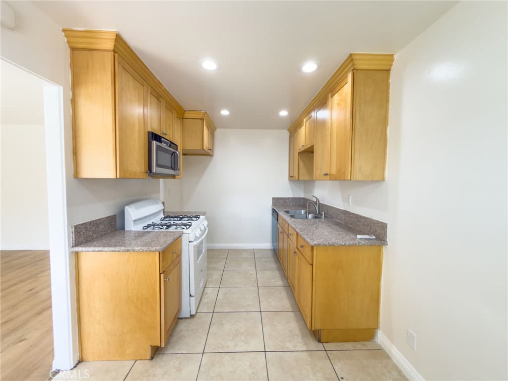 Condo at 3030 Vineland 3, Baldwin Park — photo 10 of 12