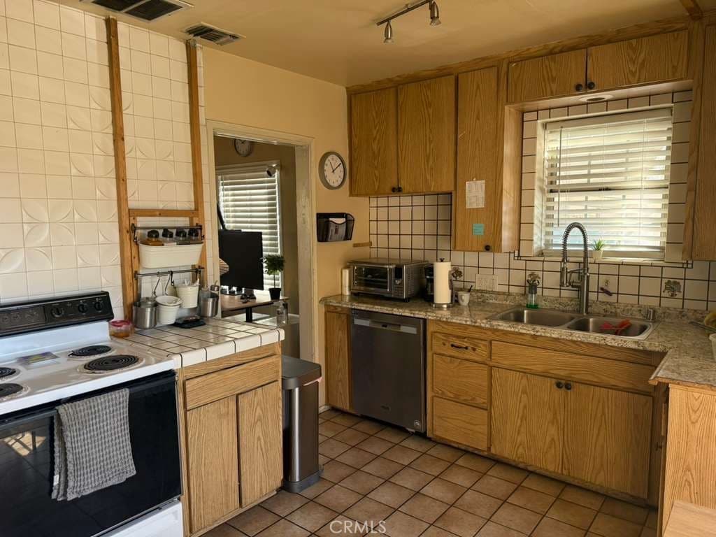 Home at 416 Oakdale Drive, Claremont — photo 3 of 12