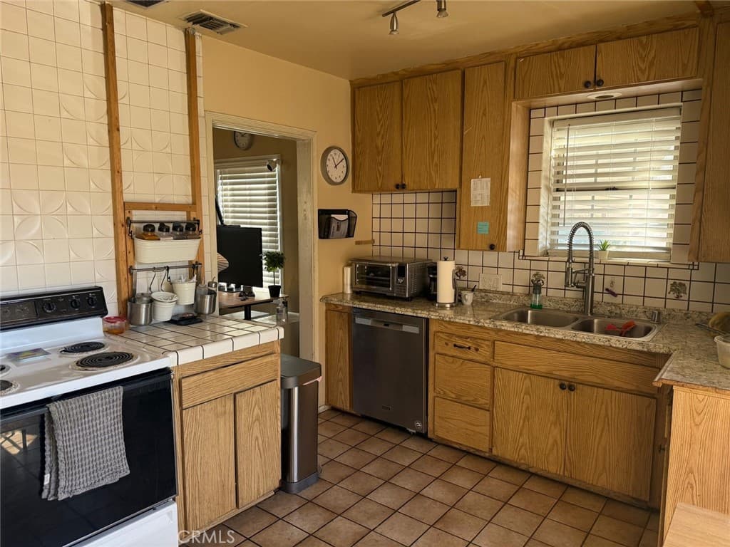 Home at 416 Oakdale Drive, Claremont — photo 8 of 12