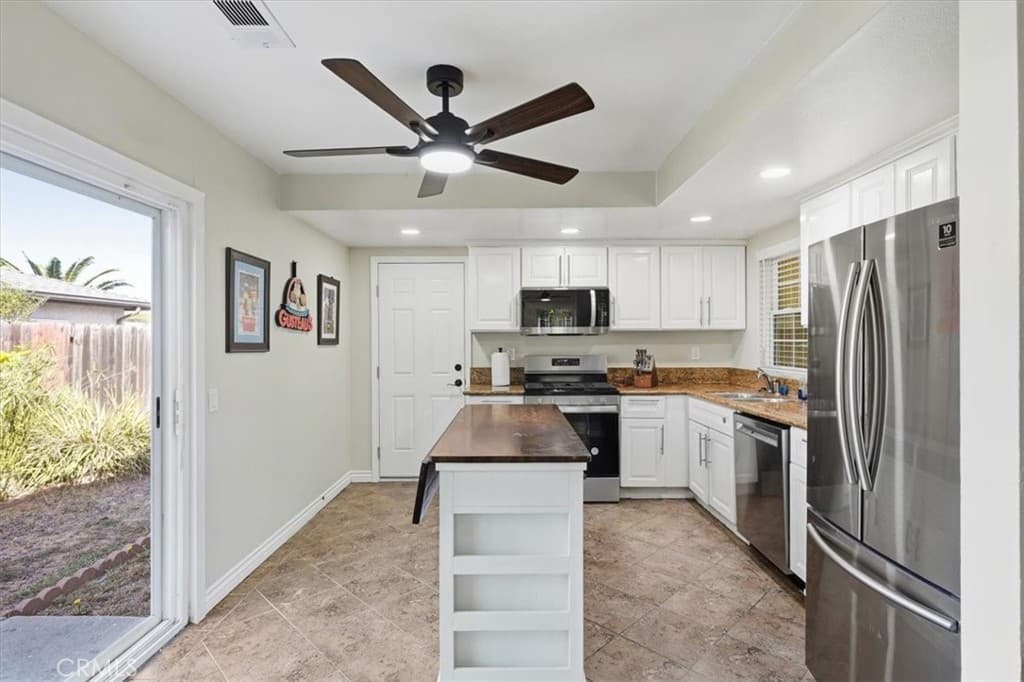 Home at 322 Barhill Avenue, Pomona — photo 11 of 12