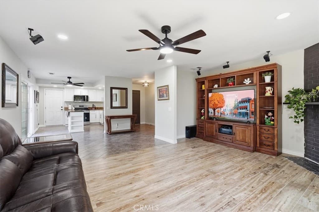 Home at 322 Barhill Avenue, Pomona — photo 10 of 12