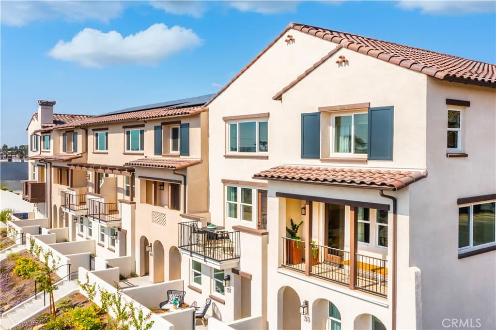 Townhouse at 121 Evergreen Lane, Claremont — photo 2 of 12