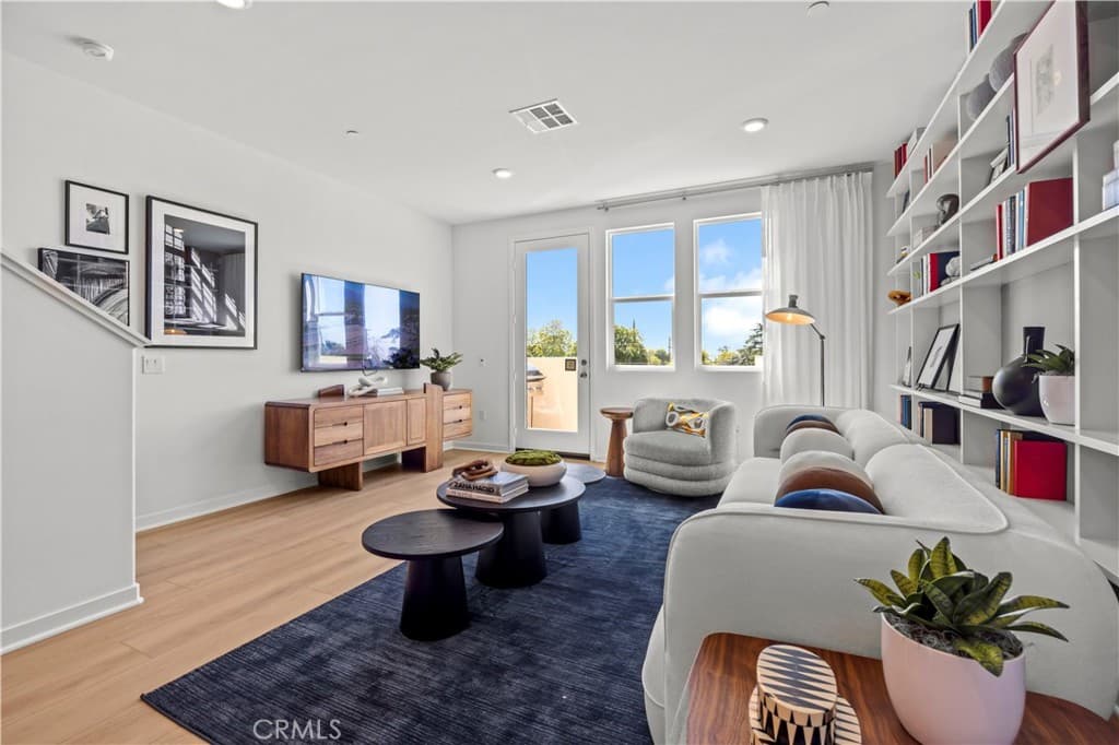 Townhouse at 121 Evergreen Lane, Claremont — photo 5 of 12