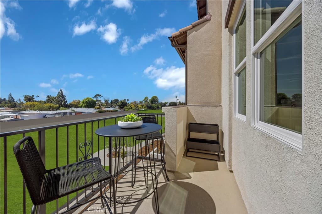 Townhouse at 121 Evergreen Lane, Claremont — photo 7 of 12