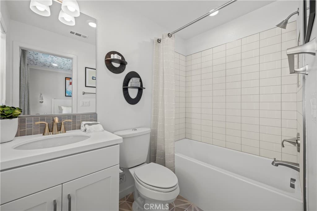 Townhouse at 230 Stillwater Lane, Claremont — photo 11 of 12