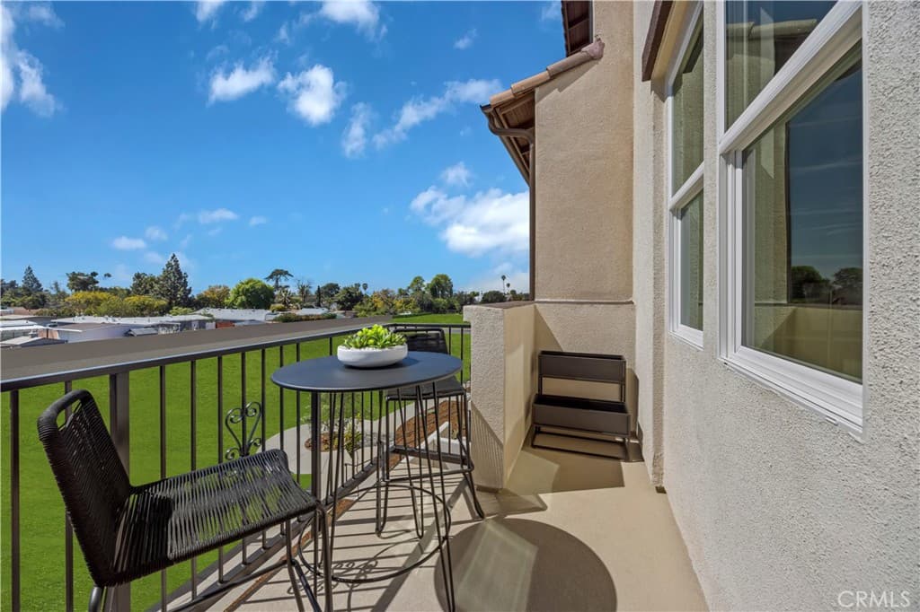 Townhouse at 230 Stillwater Lane, Claremont — photo 7 of 12