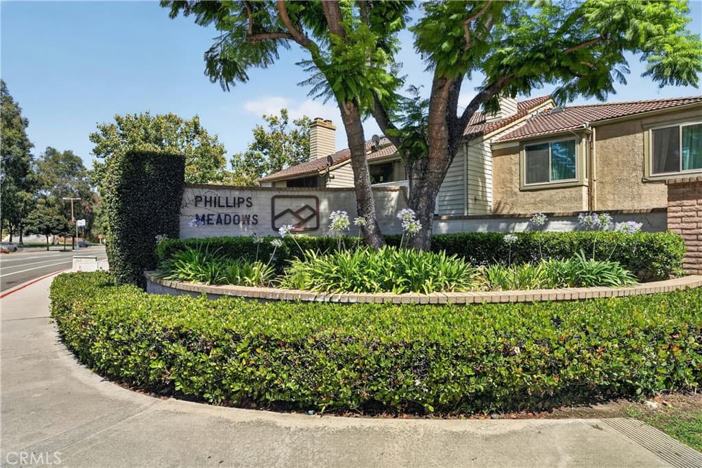 Condo at 69 Brownfield, Pomona — photo 3 of 12