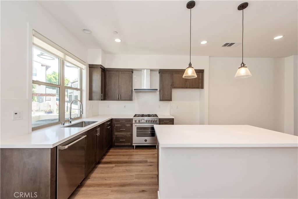 Townhouse at 886 Francesca, Walnut — photo 8 of 12