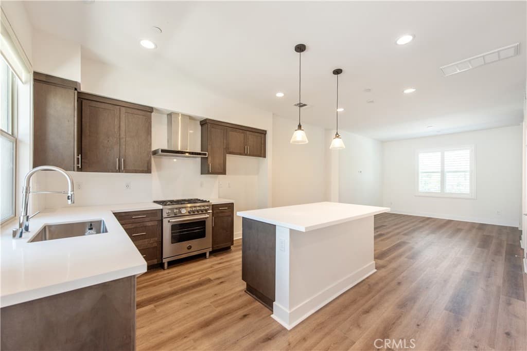 Townhouse at 886 Francesca, Walnut — photo 9 of 12
