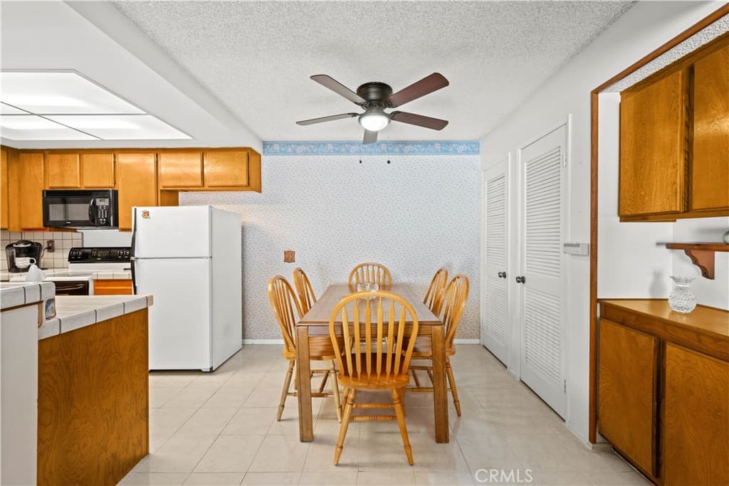 Condo at 23 Country Mile Road, Pomona — photo 5 of 12