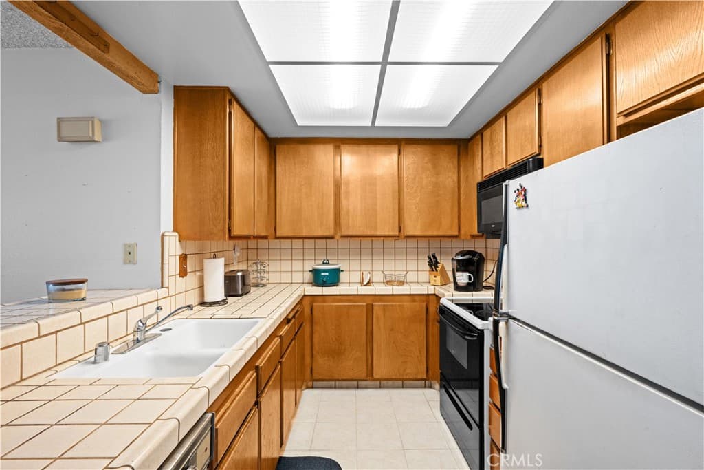 Condo at 23 Country Mile Road, Pomona — photo 6 of 12