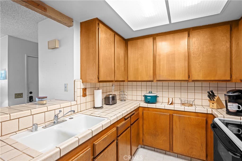 Condo at 23 Country Mile Road, Pomona — photo 7 of 12