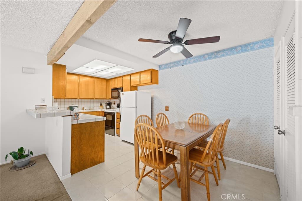 Condo at 23 Country Mile Road, Pomona — photo 9 of 12