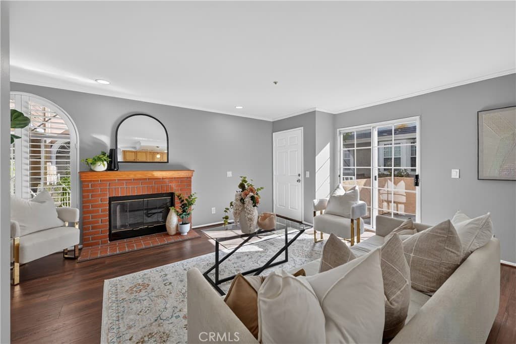 Townhouse at 323 Genoa St A, Monrovia — photo 3 of 12