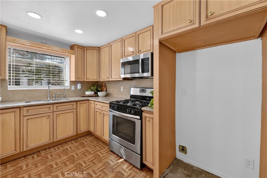 Townhouse at 323 Genoa St A, Monrovia — photo 8 of 12