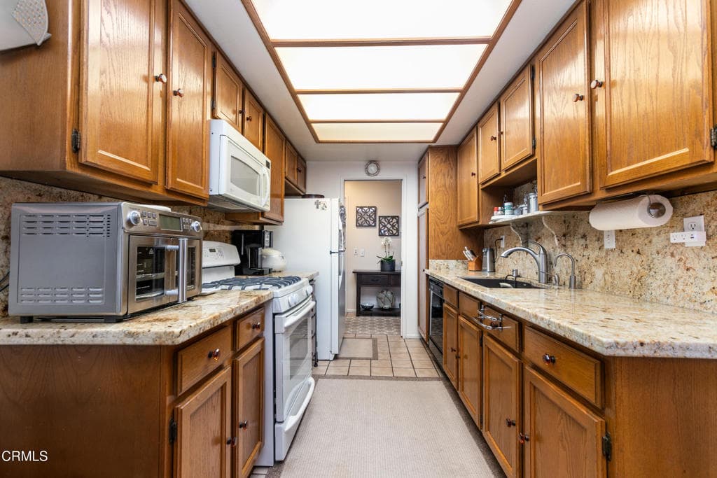 Townhouse at 945 Shady Lane, Glendora — photo 11 of 12