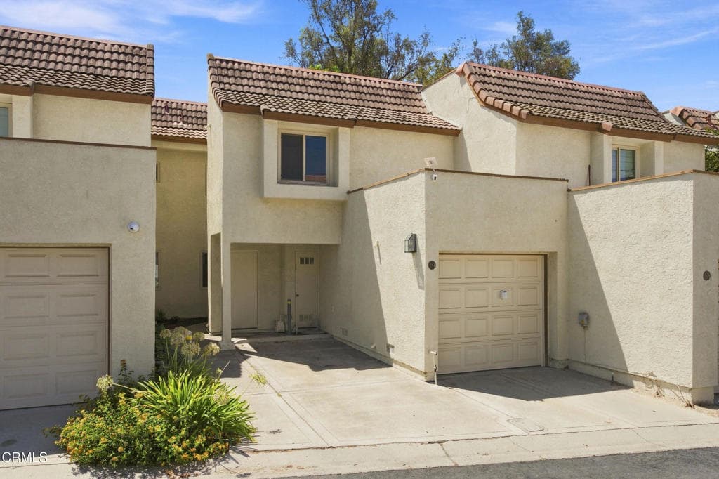 Townhouse at 884 Endicott Drive, Claremont — photo 3 of 12
