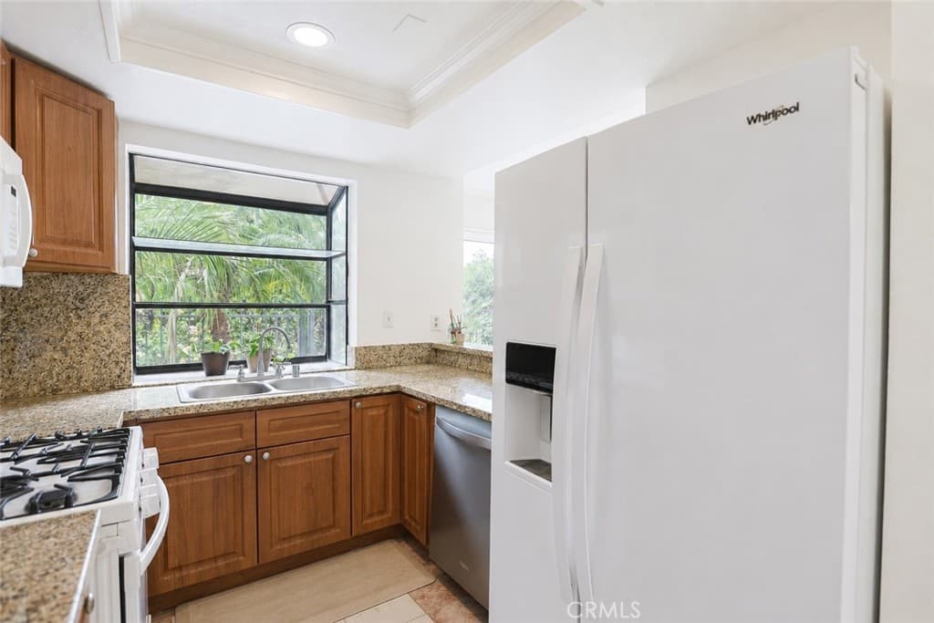 Townhouse at 1230 S Barranca Avenue F, Glendora — photo 4 of 12