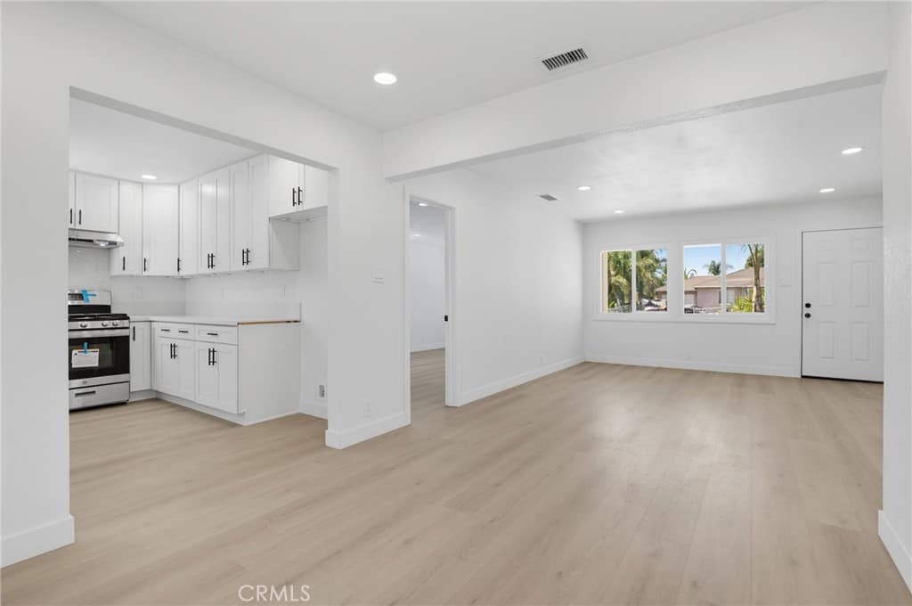 Home at 570 N East End Avenue, Pomona — photo 11 of 12
