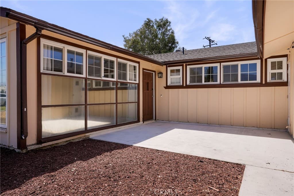 Home at 326 Foxbury Avenue, Pomona — photo 5 of 12