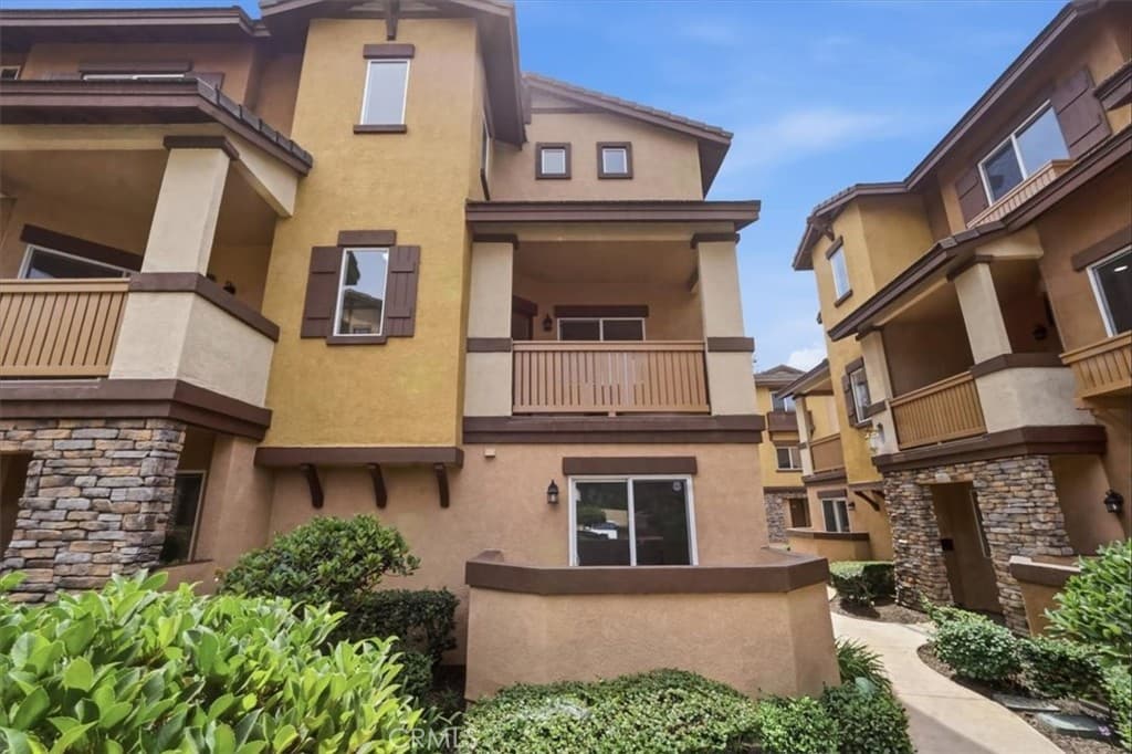 Townhouse at 511 N Lark Ellen F, Covina — photo 2 of 12
