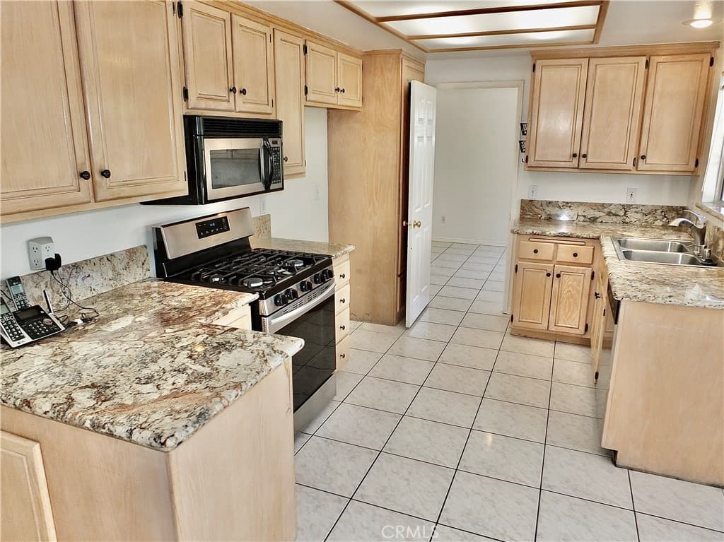 Home at 998 Garnet, Pomona — photo 10 of 12