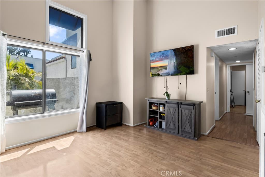 Condo at 622 Park Shadow Court, Baldwin Park — photo 5 of 12