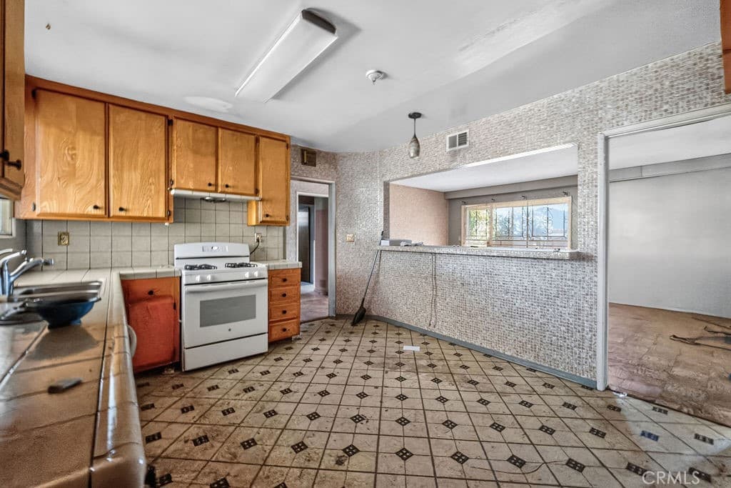 Home at 1116 Essex, Glendora — photo 9 of 12