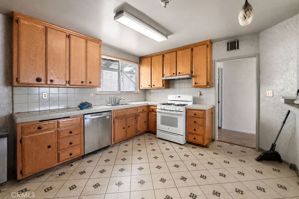 Home at 1116 Essex, Glendora — photo 10 of 12