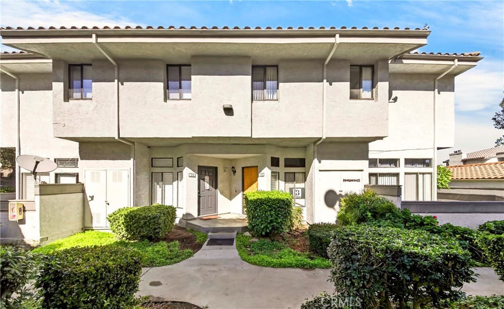 Condo at 25 Willowcrest, Pomona — photo 1 of 12