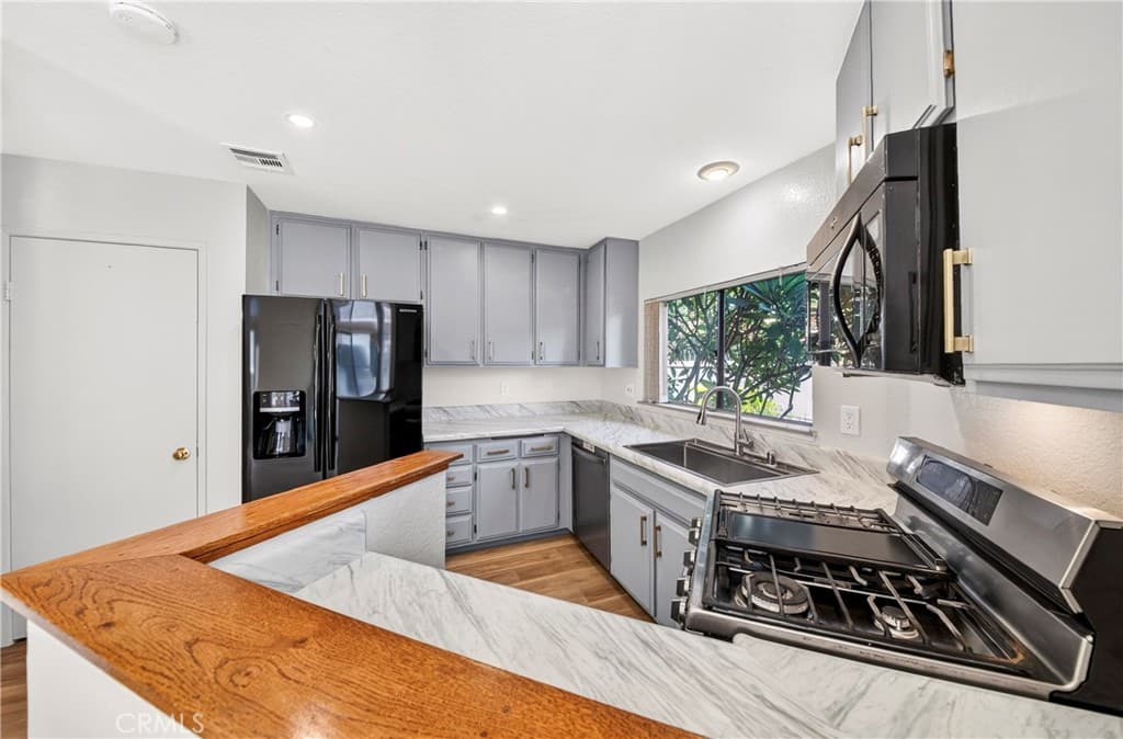 Condo at 25 Willowcrest, Pomona — photo 11 of 12