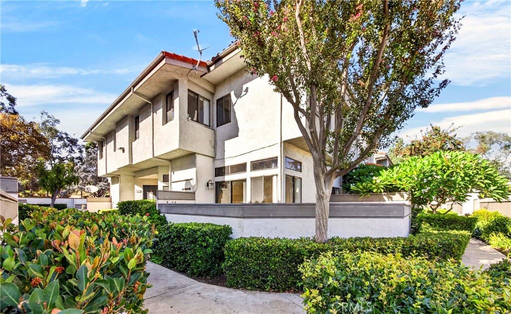 Condo at 25 Willowcrest, Pomona — photo 3 of 12