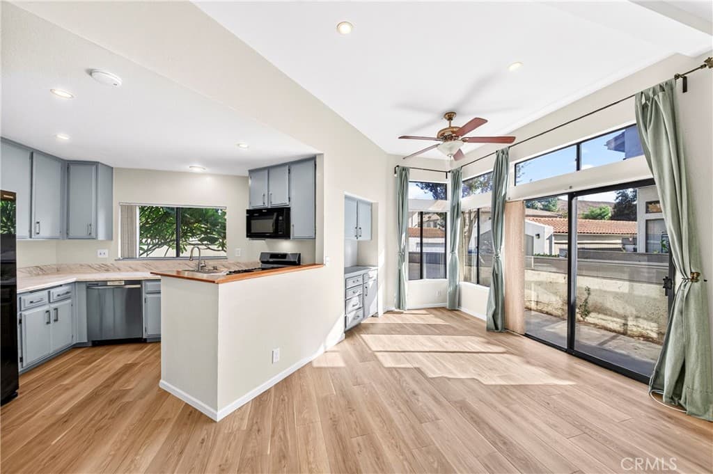 Condo at 25 Willowcrest, Pomona — photo 6 of 12
