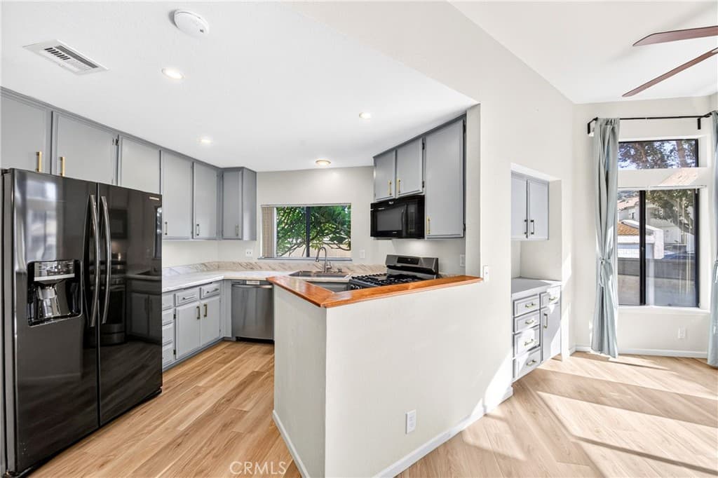 Condo at 25 Willowcrest, Pomona — photo 8 of 12