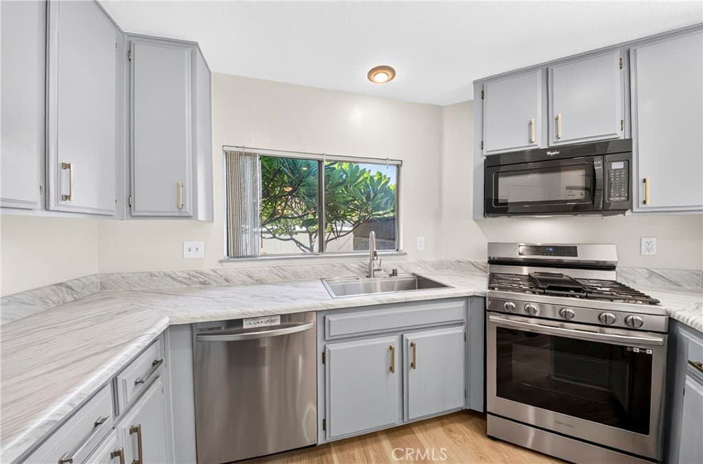 Condo at 25 Willowcrest, Pomona — photo 9 of 12