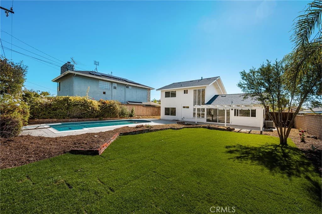 Home at 925 Eastglen, La Verne — photo 2 of 12