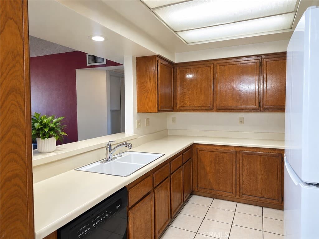 Condo at 83 Town and Country Road 137, Pomona — photo 6 of 12