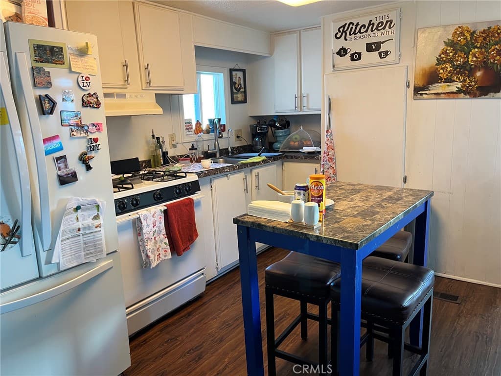 Home at 201 E Arrow Highway 70, Glendora — photo 3 of 6
