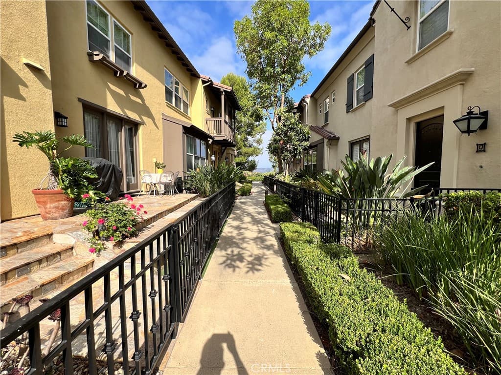 Townhouse at 883 Terrace W, Diamond Bar — photo 4 of 12