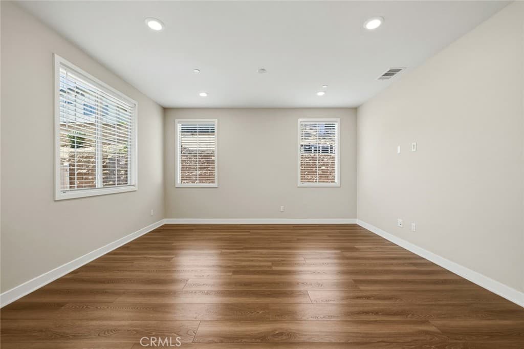 Home at 16 Greensboro Ct, Pomona — photo 4 of 12