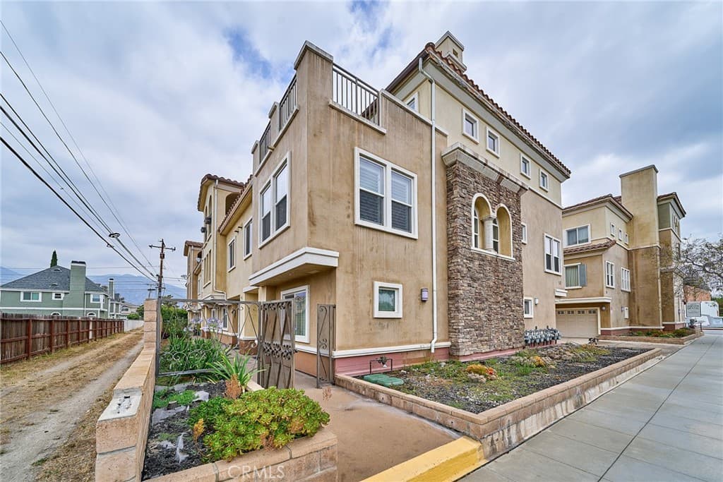 Condo at 57 Alice A, Arcadia — photo 1 of 12