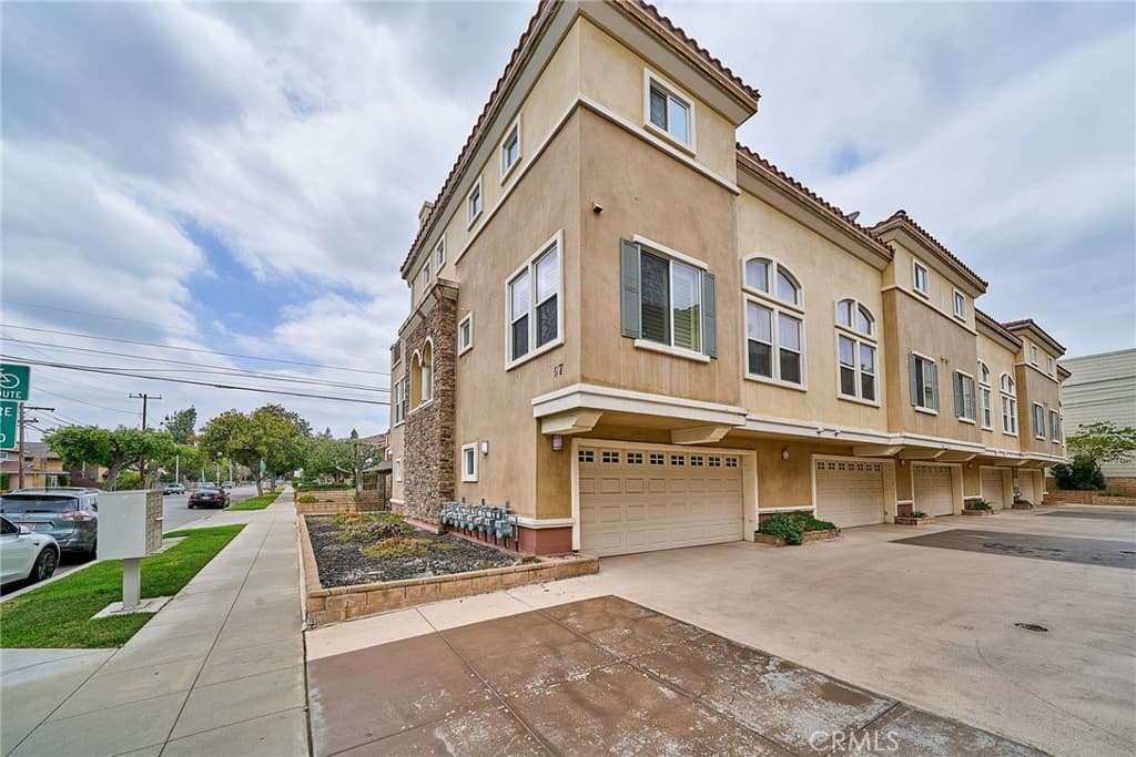 Condo at 57 Alice A, Arcadia — photo 2 of 12