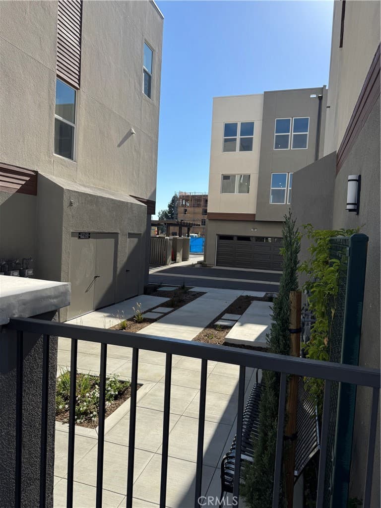Townhouse at 629 E Mission, Pomona — photo 4 of 12