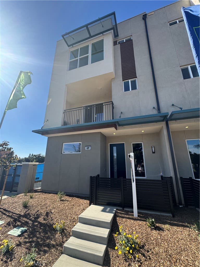 Townhouse at 629 E Mission, Pomona — photo 5 of 12