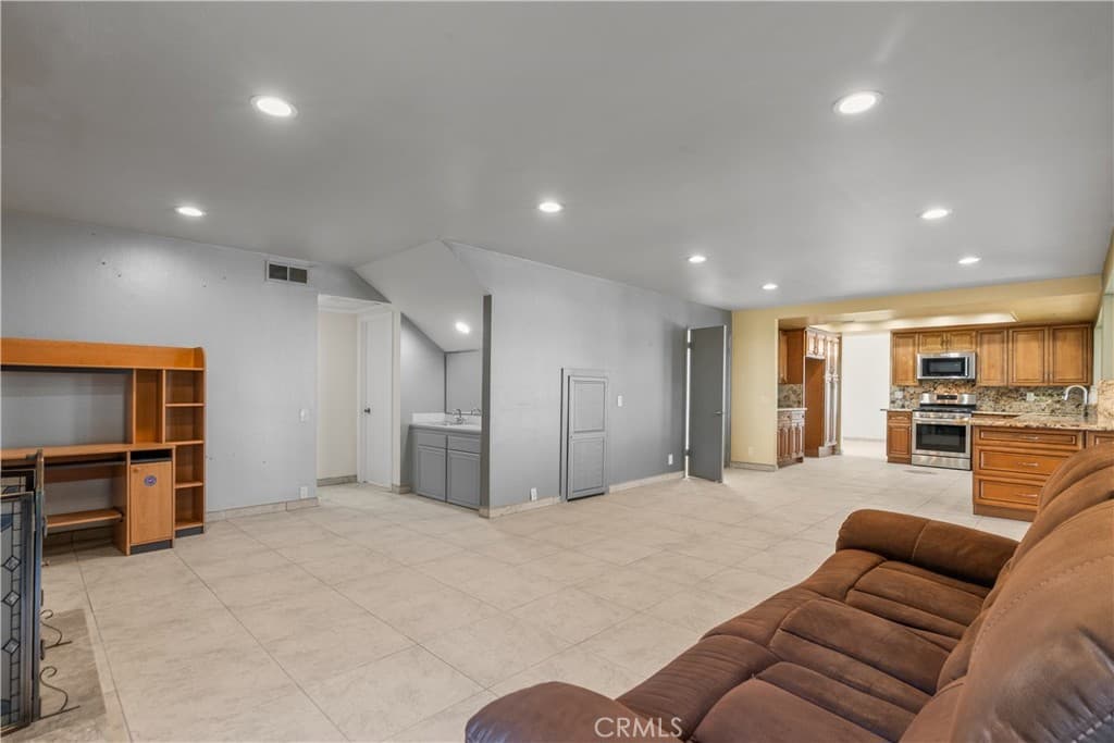 Home at 986 Calle Primavera, San Dimas — photo 10 of 12