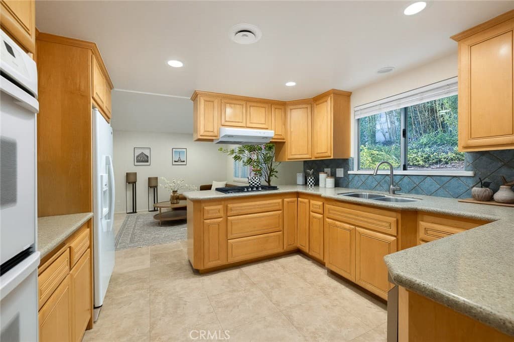 Home at 602 N Michillinda Avenue, Sierra Madre — photo 9 of 12