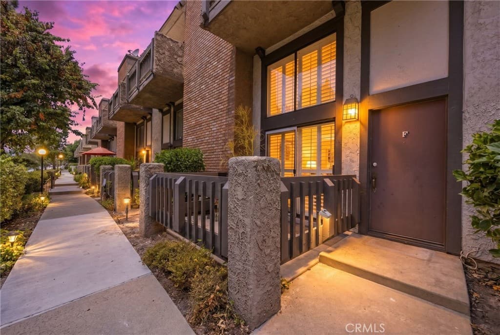 Townhouse at 1931 E Huntington Dr F, Duarte — photo 4 of 12