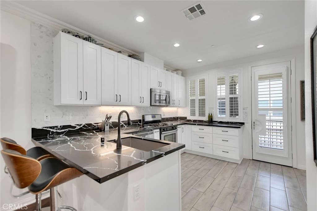Condo at 908 N Botanica Lane B, Azusa — photo 11 of 12